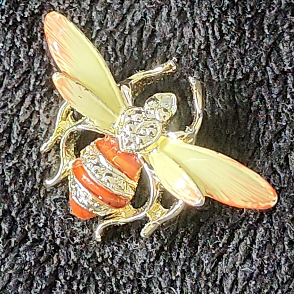 Vintage Enameled Bee Brooch Pin Winged Insect Bug Gold Tone 1.5in